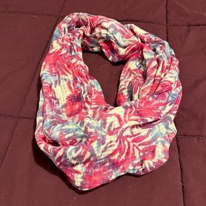 LIKE NEW!! Women’s abstract Fern Leaf Pattern, Infinity Scarf 🧣